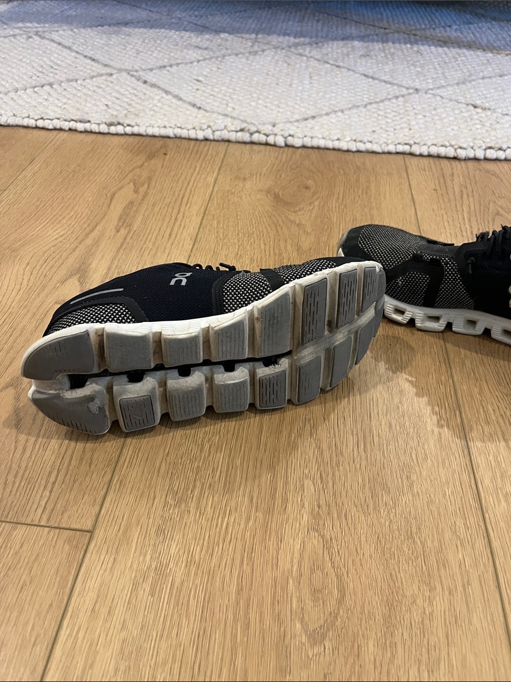 On Cloud 5 size 7 women’s Black & White Running Shoes - Picture 6 of 7